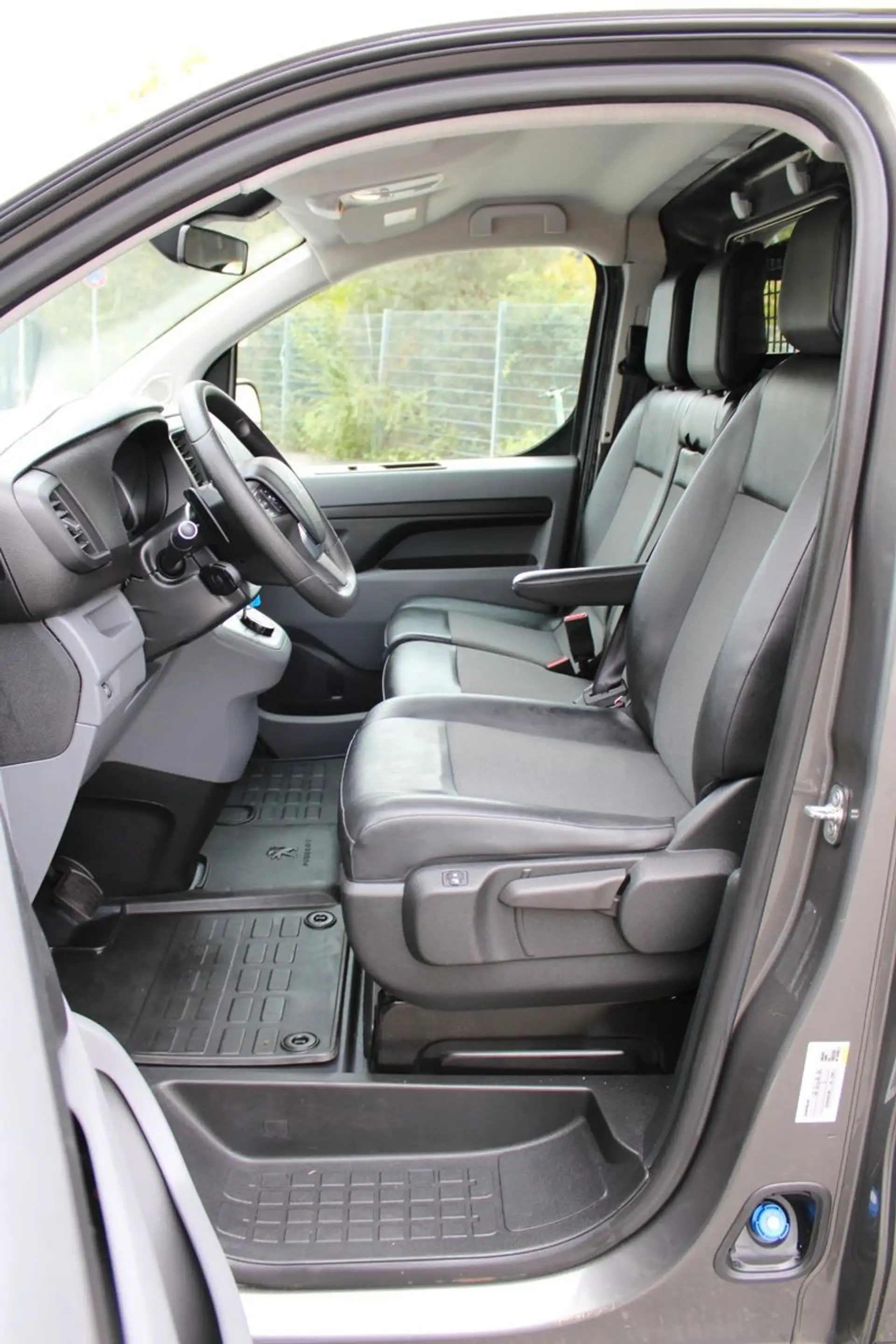Peugeot Expert Kasten Premium L1 Navi Sitzhzg. Leder AHK — photo 13
