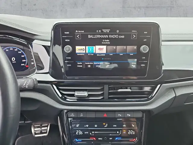 Volkswagen T-Roc view 11