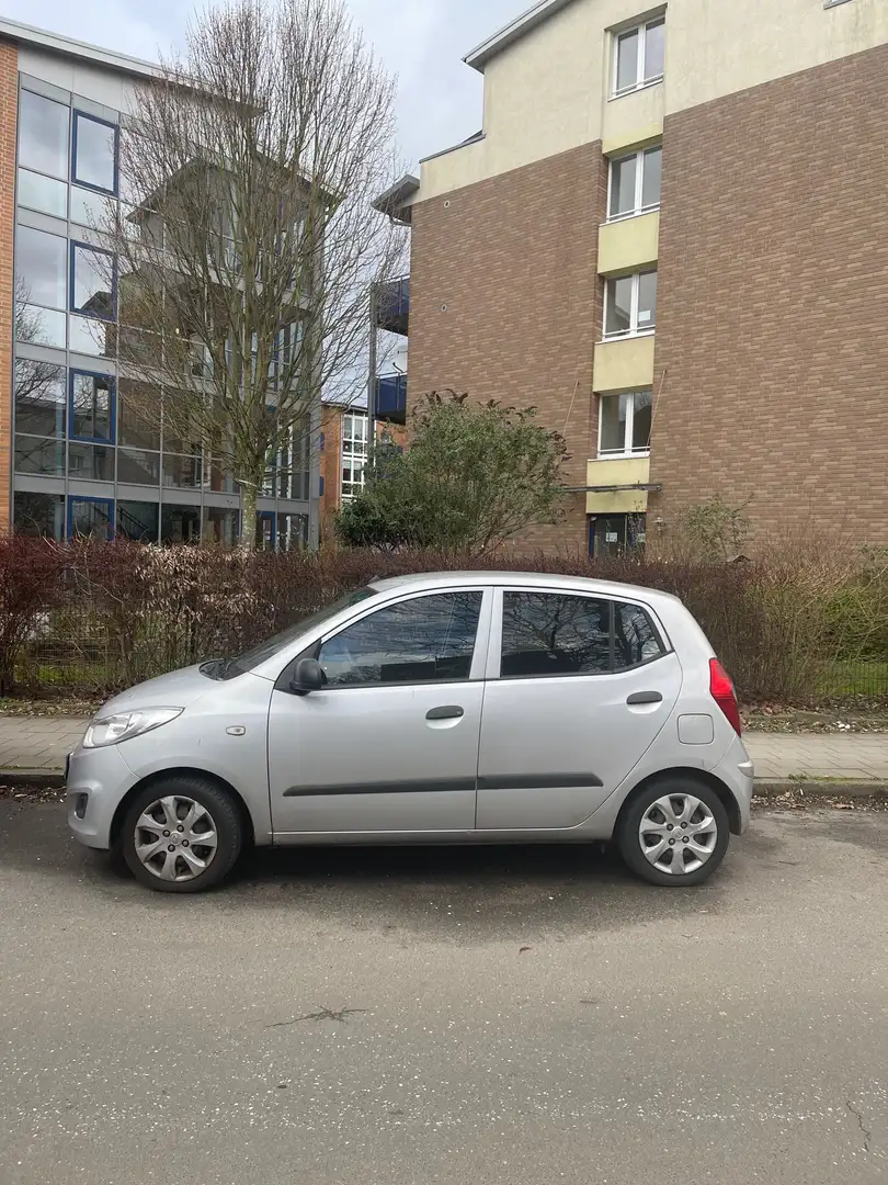 Hyundai i10 1.1 Classic edition Stříbrná - 2