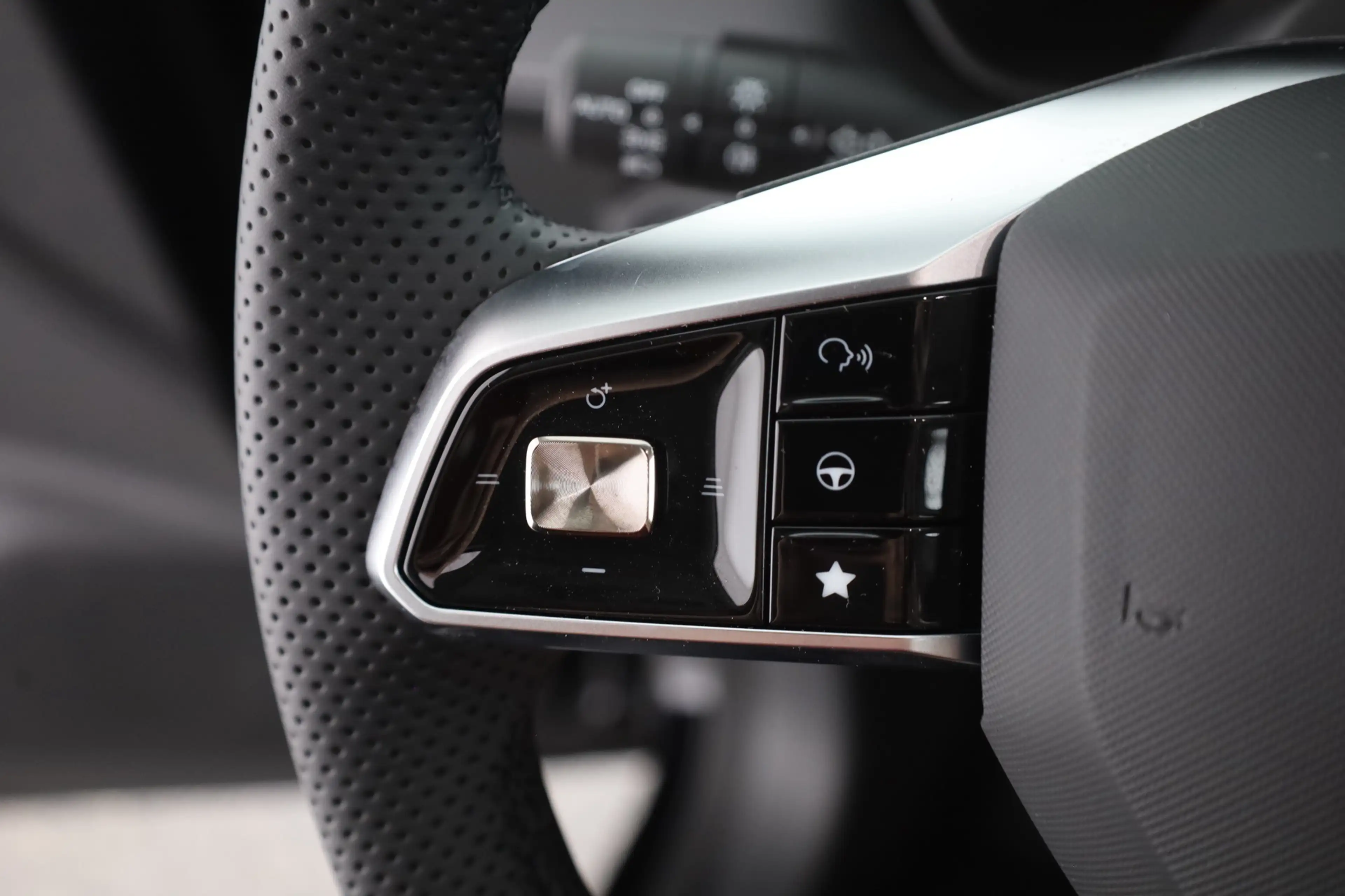 MG ZS 1.5 Hybrid Luxury Aut. LED ACC 360° Pano — photo 15