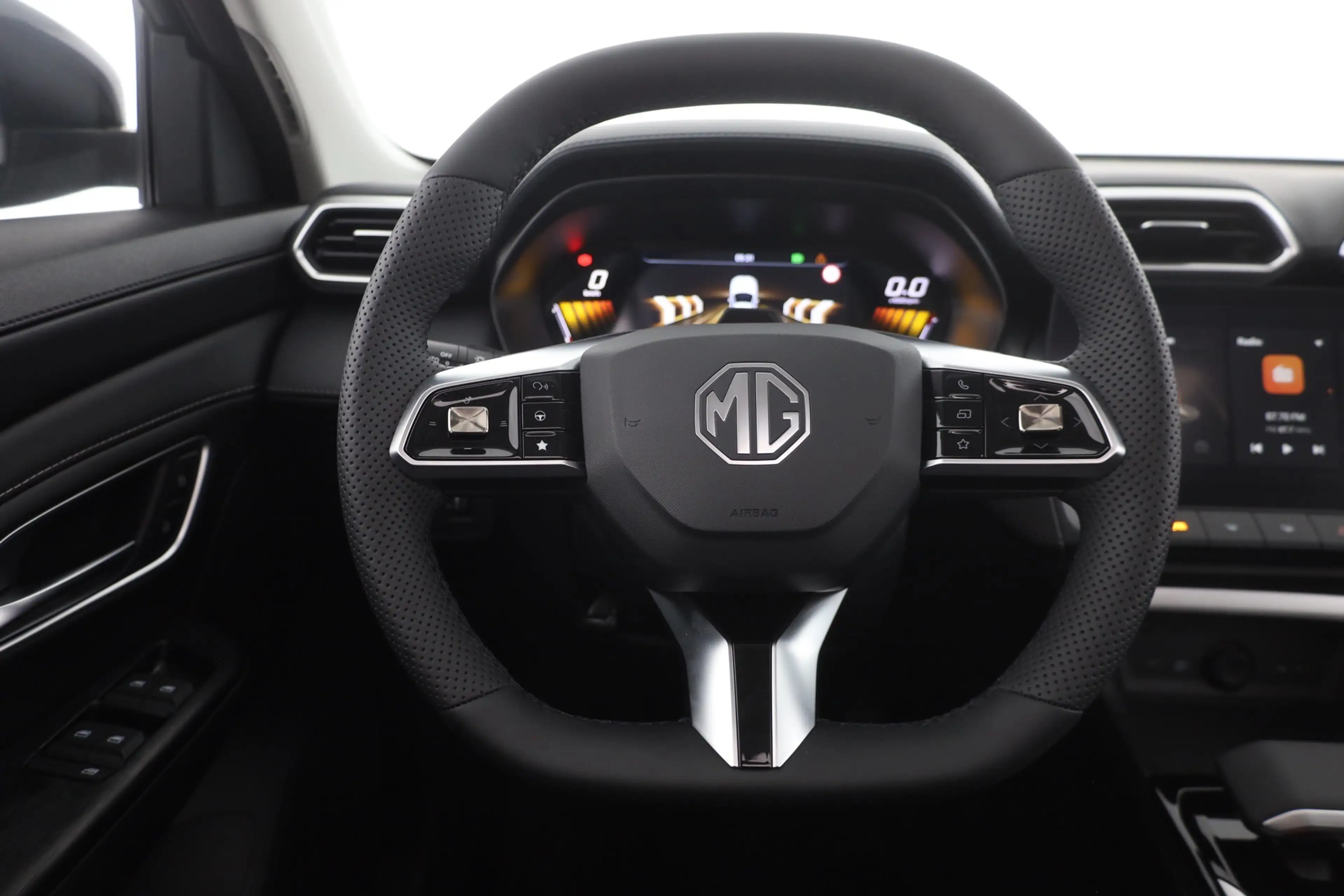 MG ZS 1.5 Hybrid Luxury Aut. LED ACC 360° Pano — photo 14