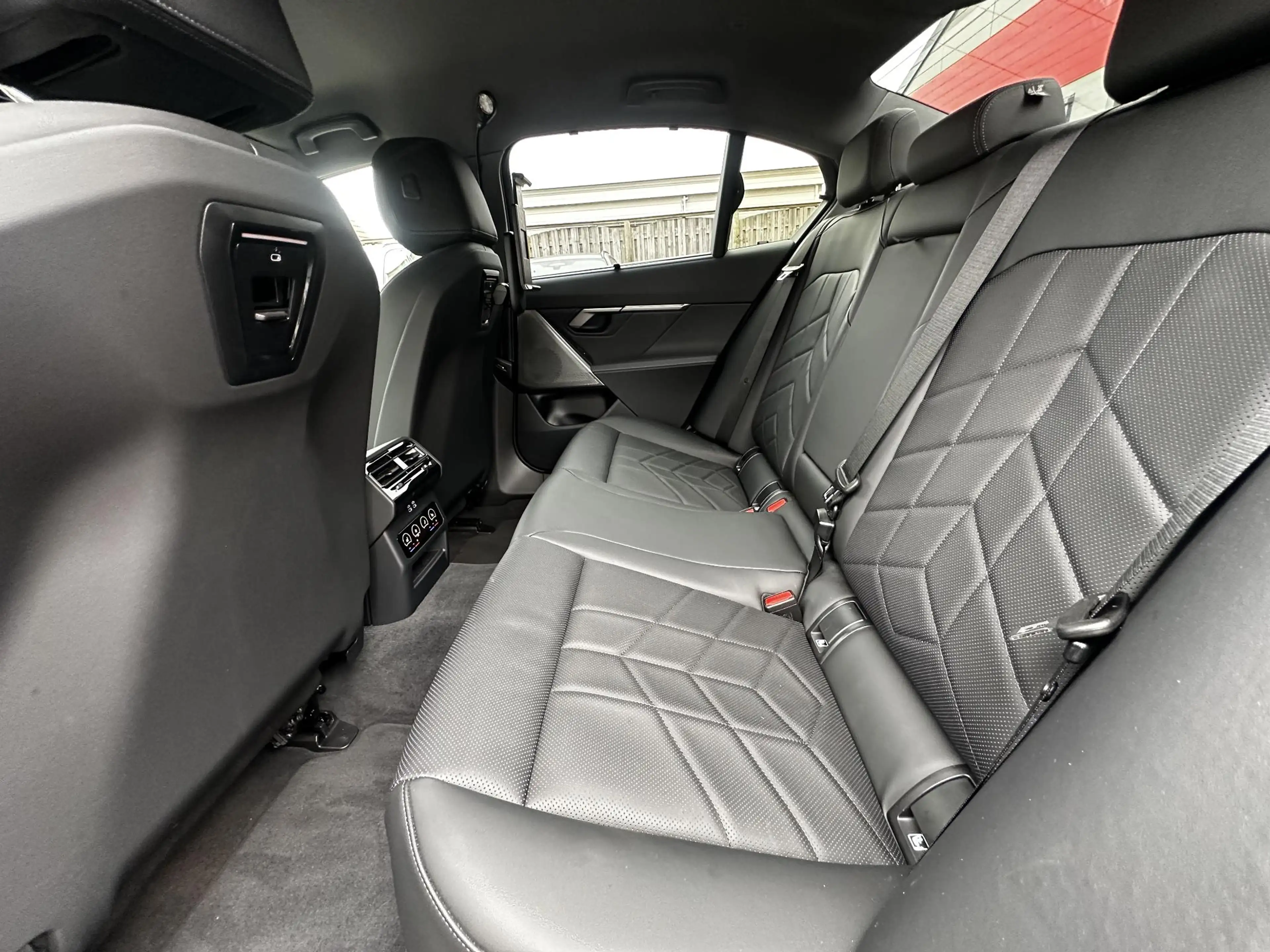 BMW i5 eDrive40 84 kWh — photo 6