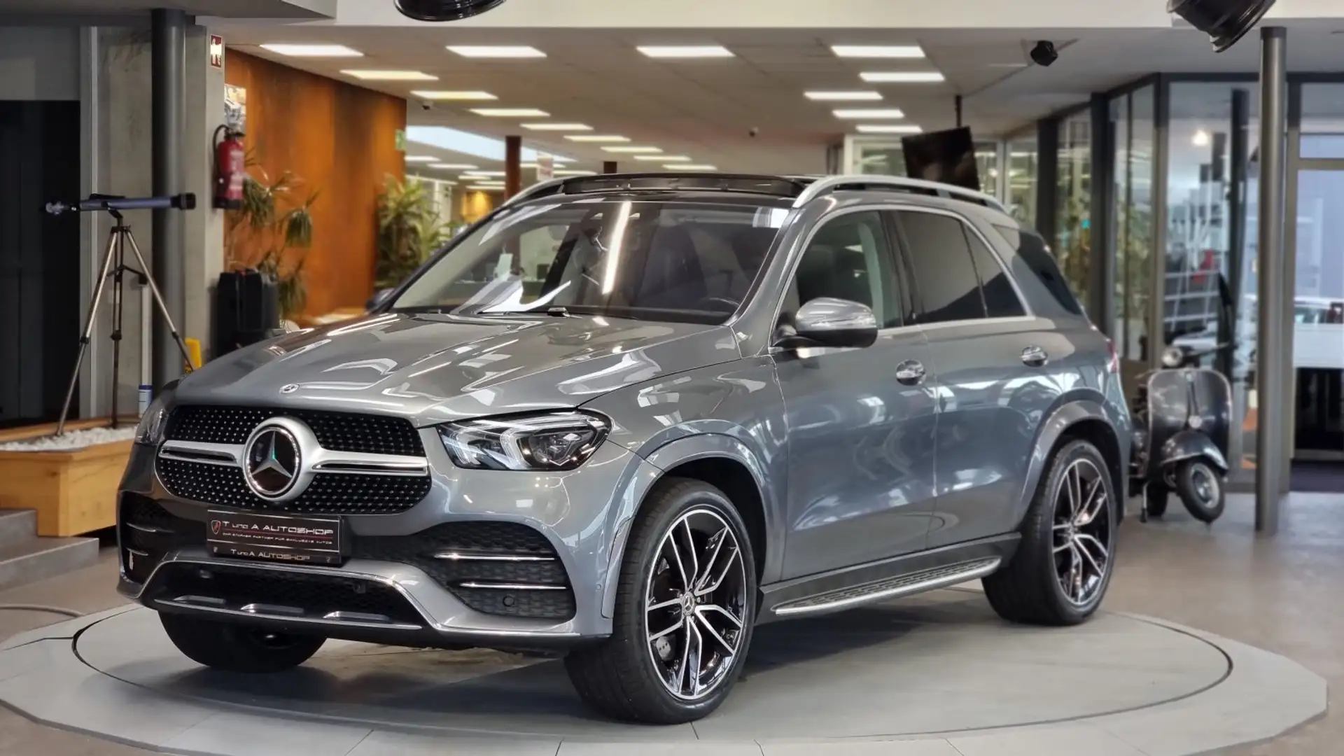Mercedes-Benz GLE 350 d 4Matic AMG-Paket Aut. *Head-up*Pano*360°* siva - 1