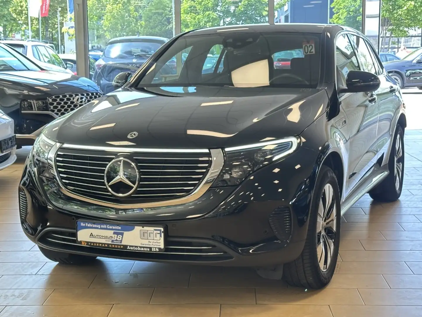 Mercedes-Benz EQC 400 MBUX*Matrix*AHK*R.Cam*SHZ*Distronic+Navi Schwarz - 1