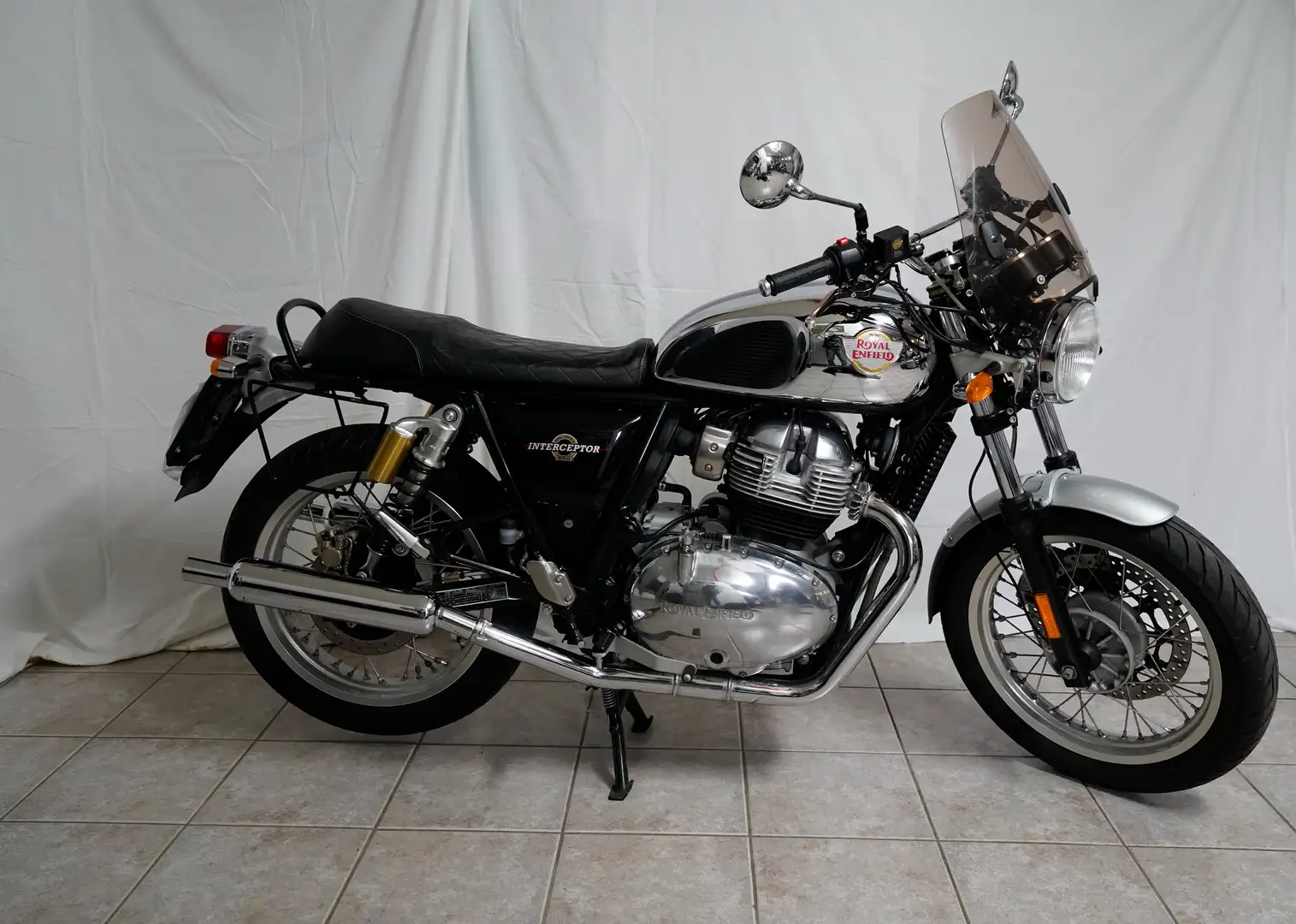 Royal Enfield Interceptor Stříbrná - 1