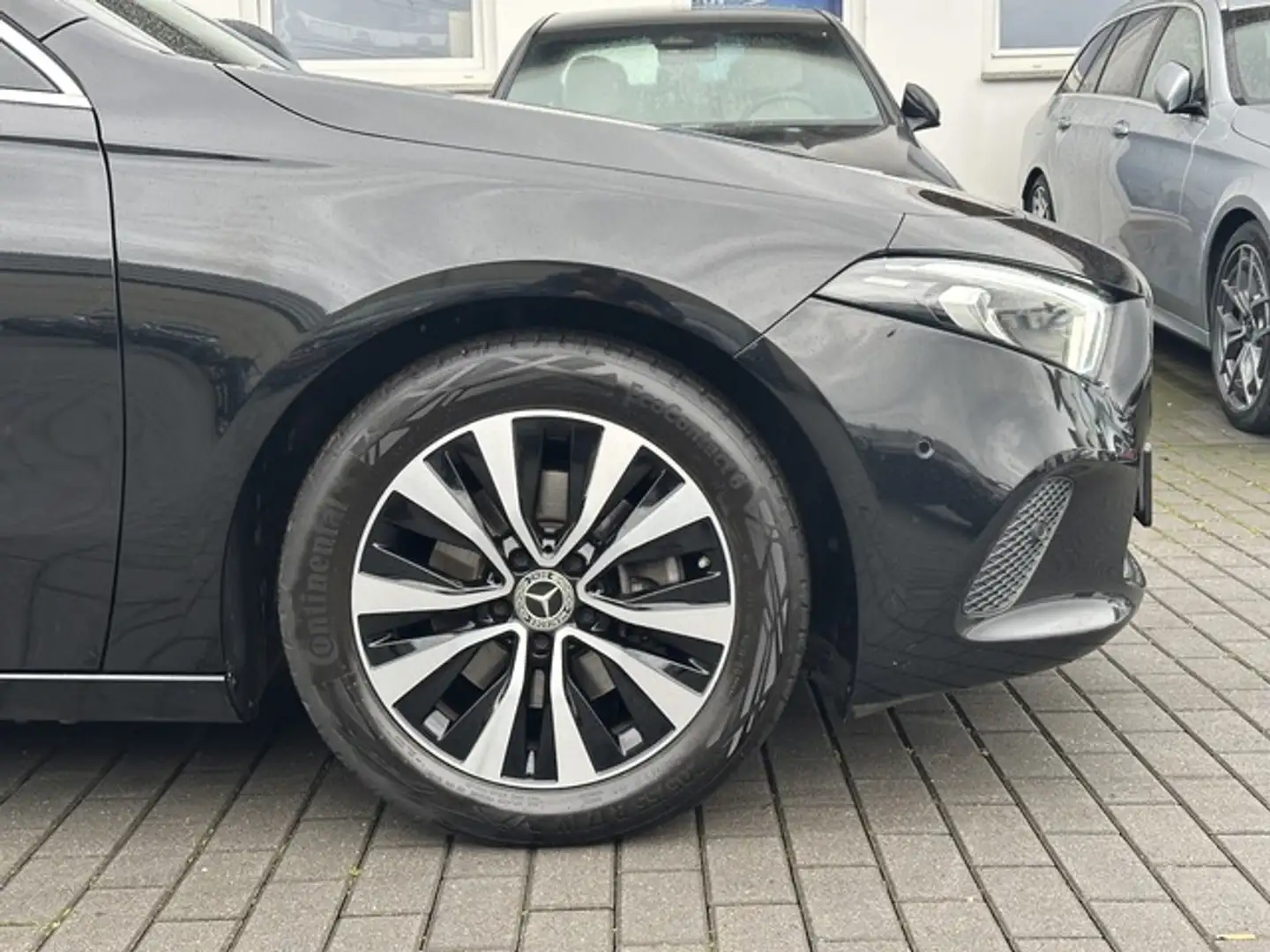 Mercedes-Benz A 200 d PANO LED SHZ R.CAM Noir - 2