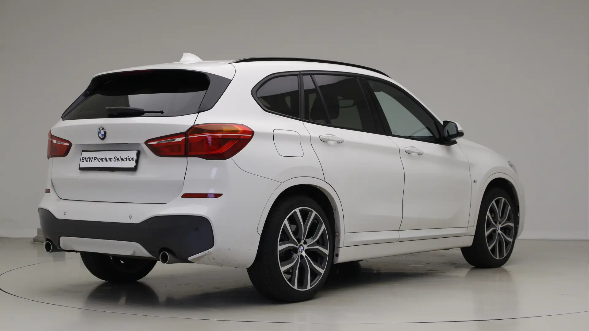 BMW X1 sDrive20i M-Sport | Active Cruise Control | Stoel/ Wit - 2