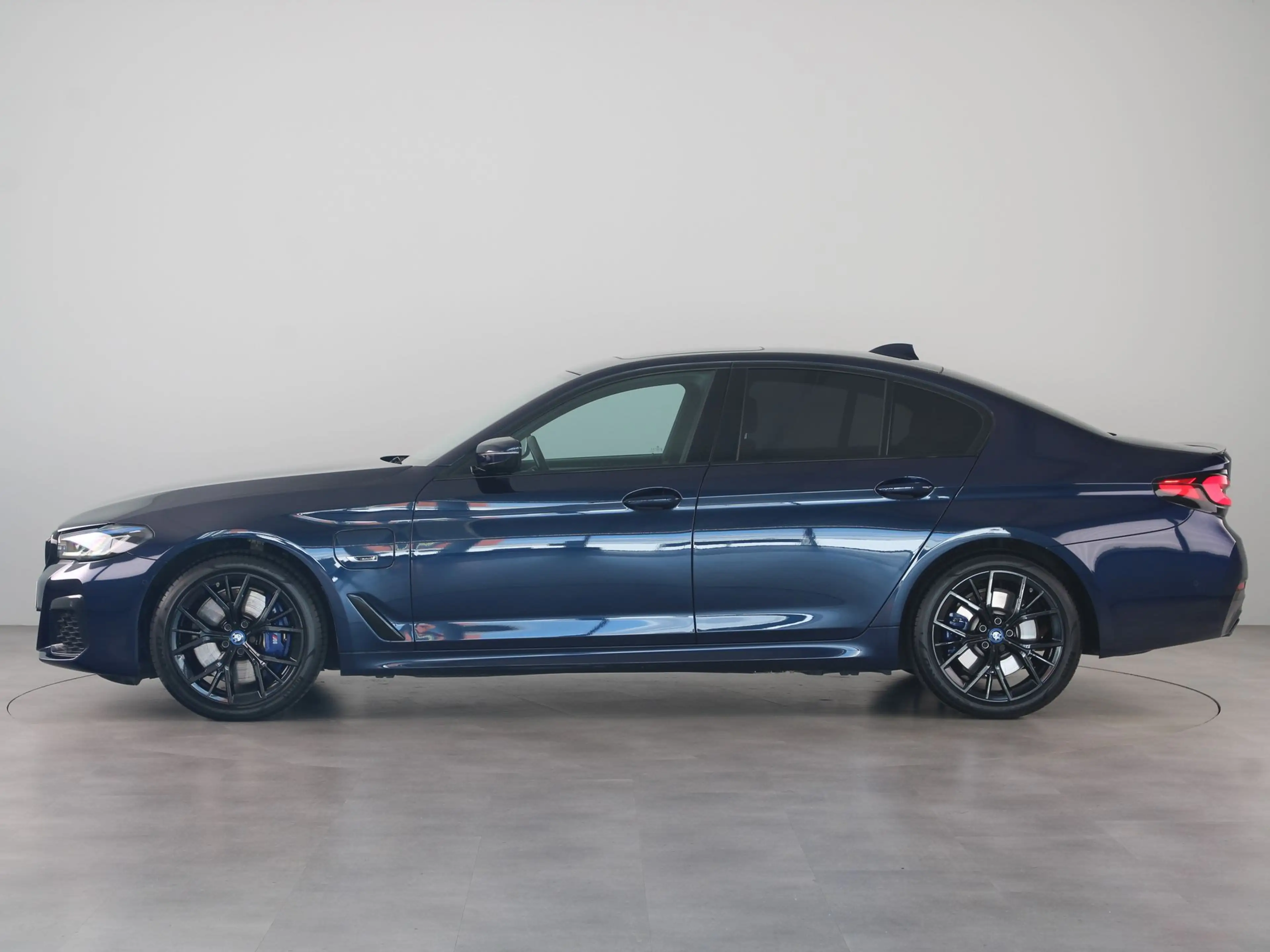 BMW 545 5 Serie 545e xDrive — photo 14