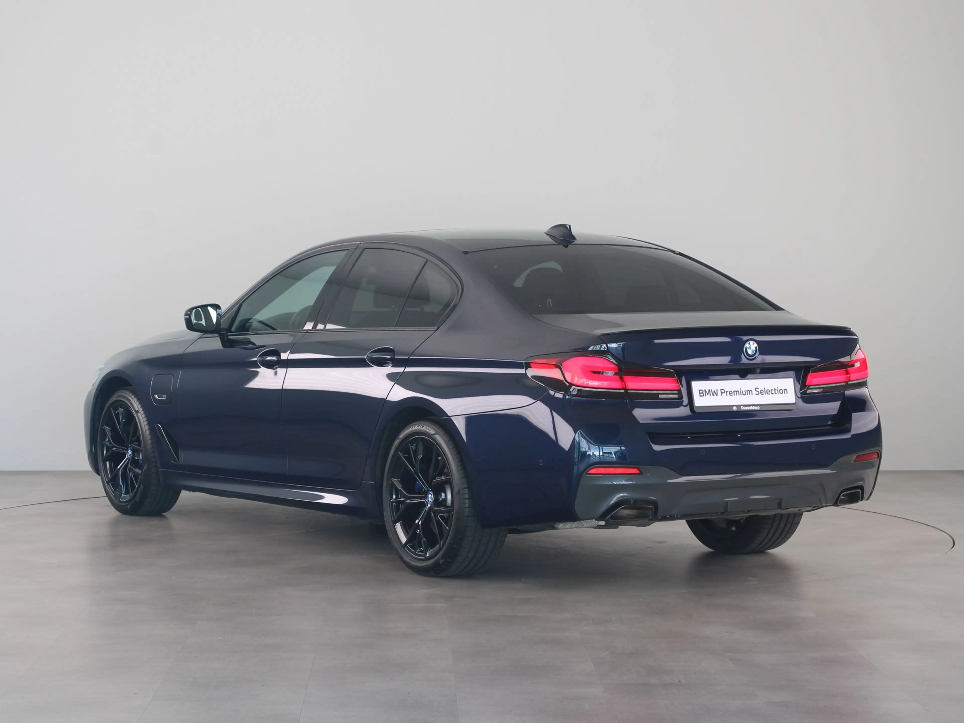 BMW 545 5 Serie 545e xDrive — photo 13
