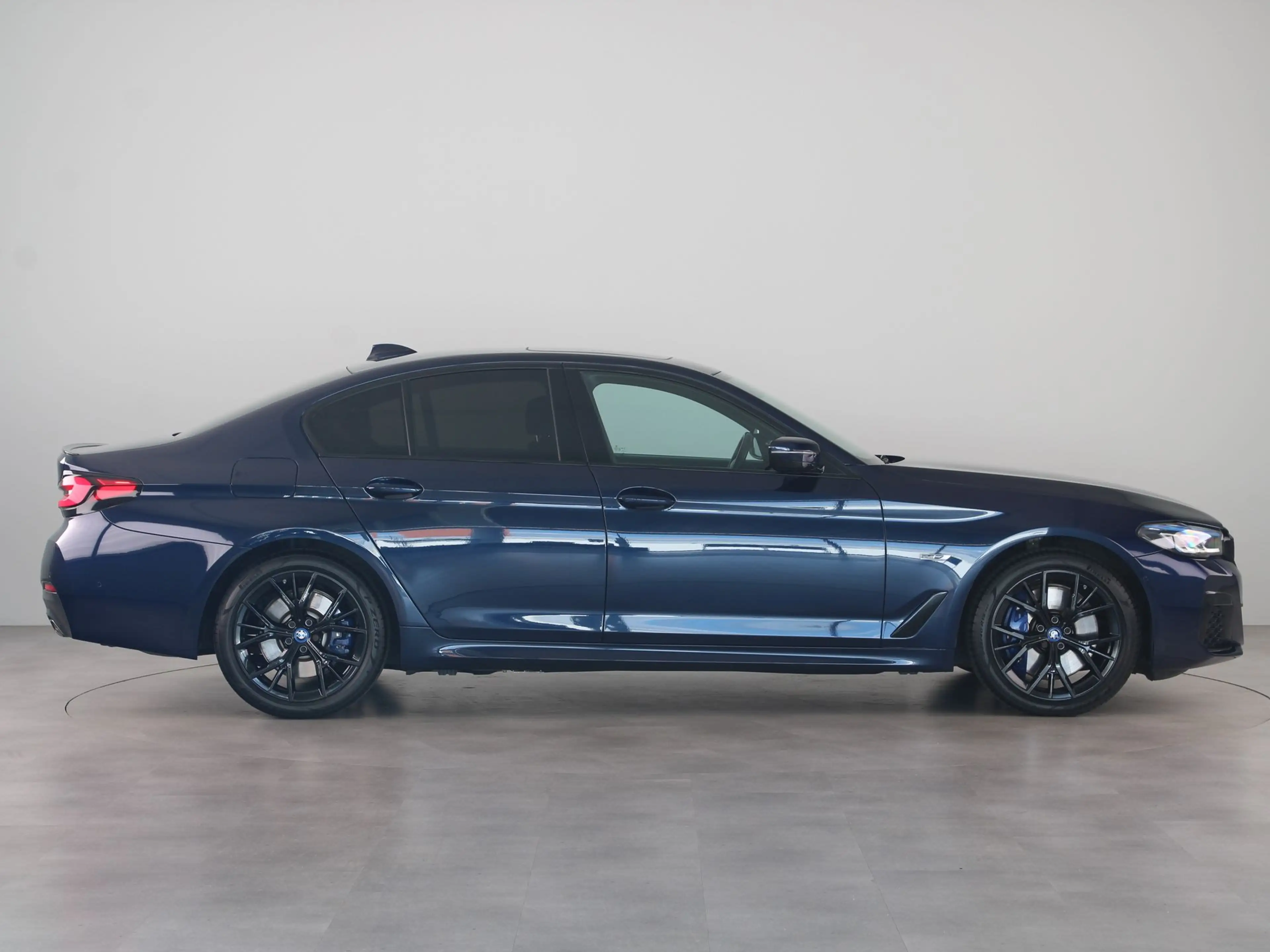 BMW 545 5 Serie 545e xDrive — photo 10