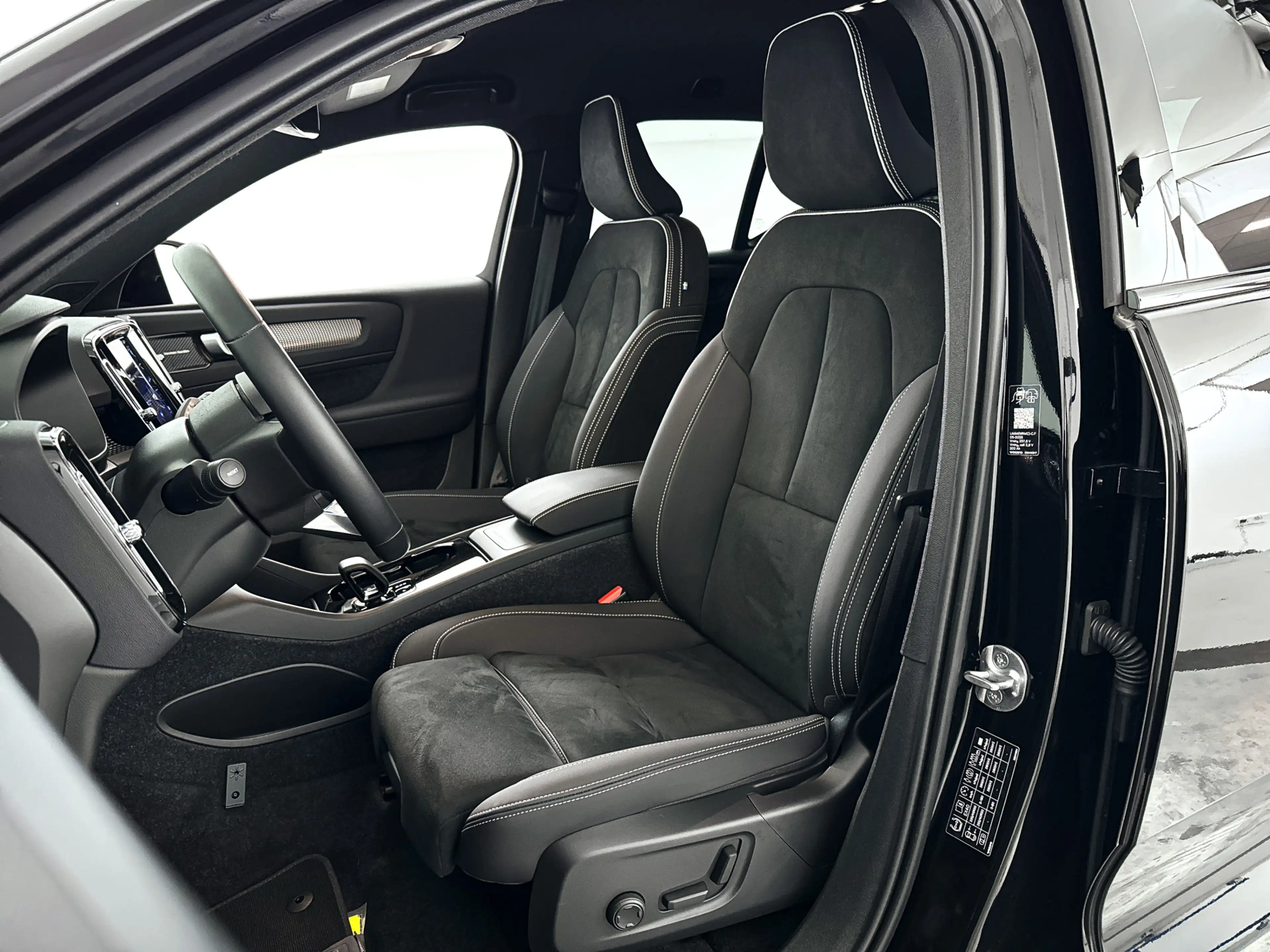 Volvo EX40 Single Motor Plus Black Edition 70 kWh | Parkeerca — photo 6