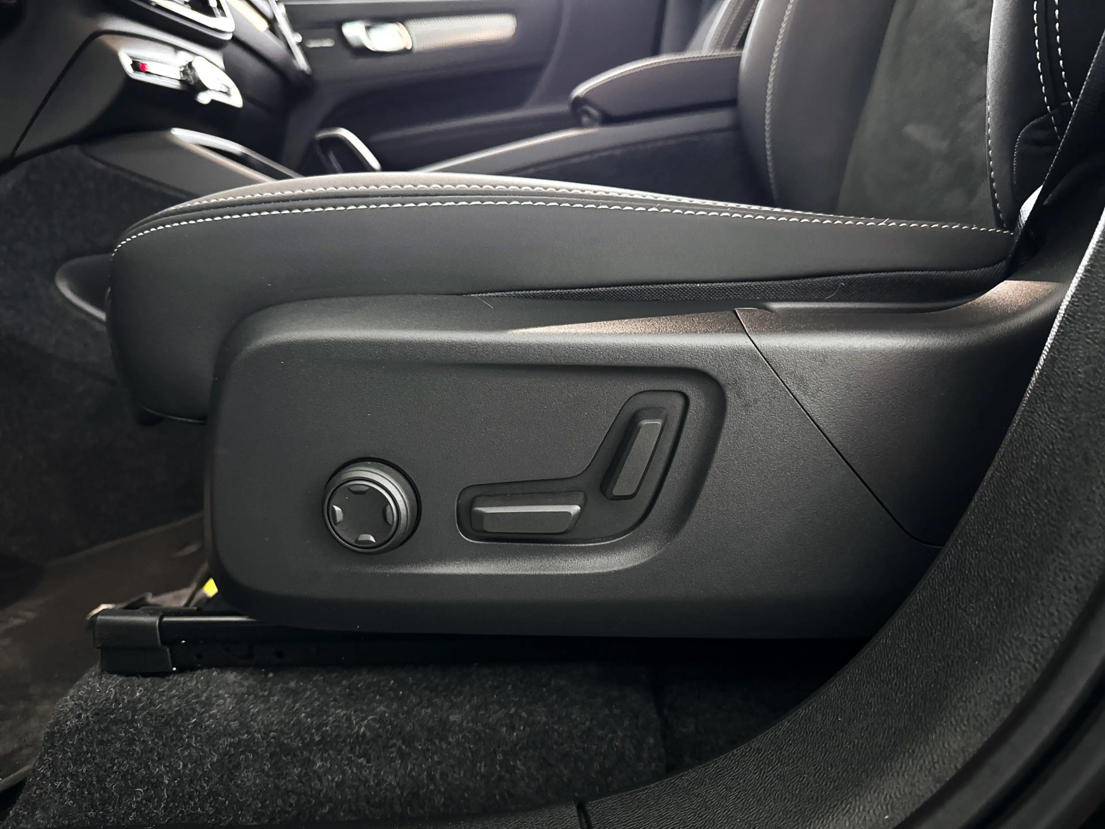 Volvo EX40 Single Motor Plus Black Edition 70 kWh | Parkeerca — photo 7