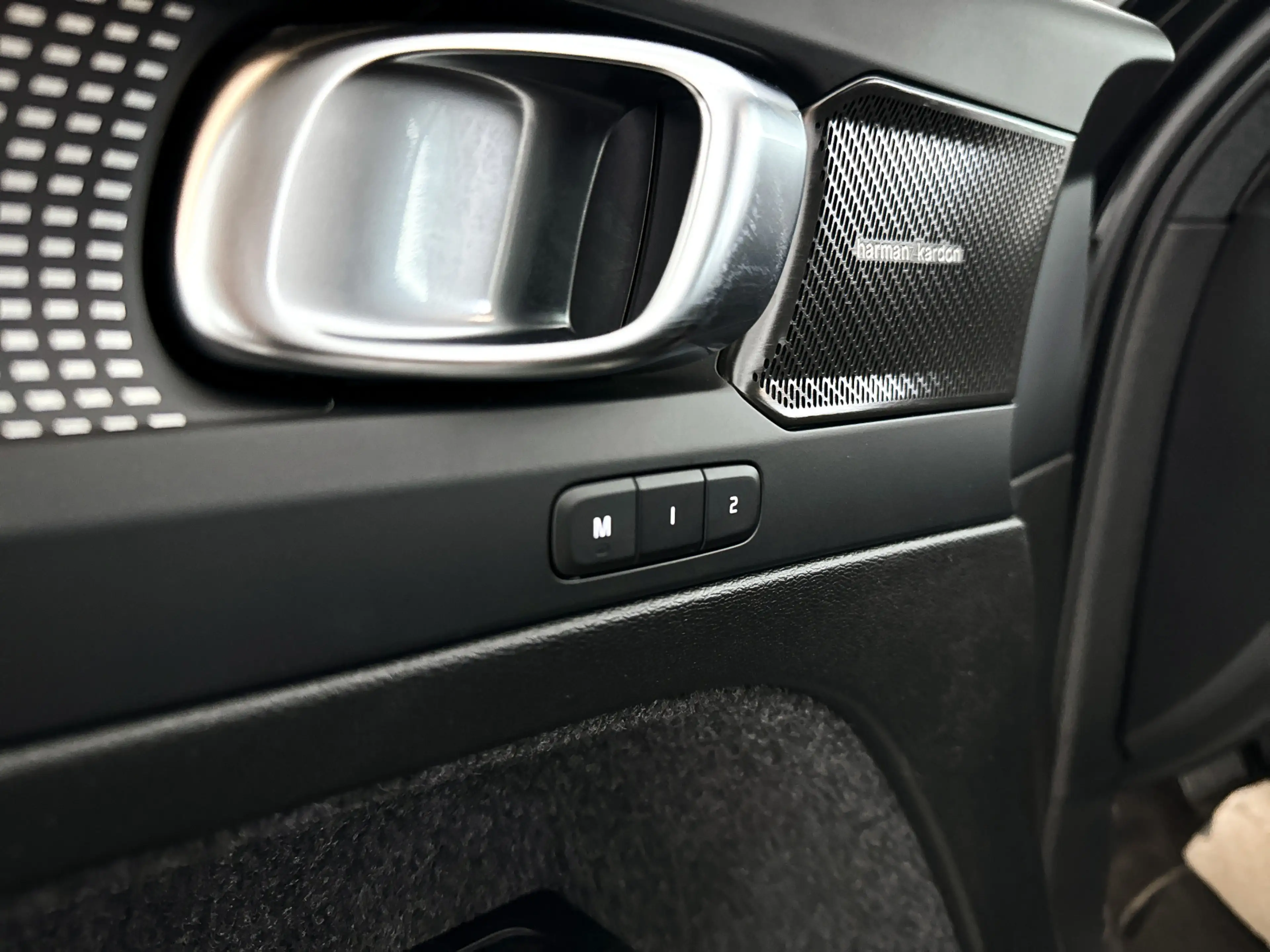 Volvo EX40 Single Motor Plus Black Edition 70 kWh | Parkeerca — photo 8