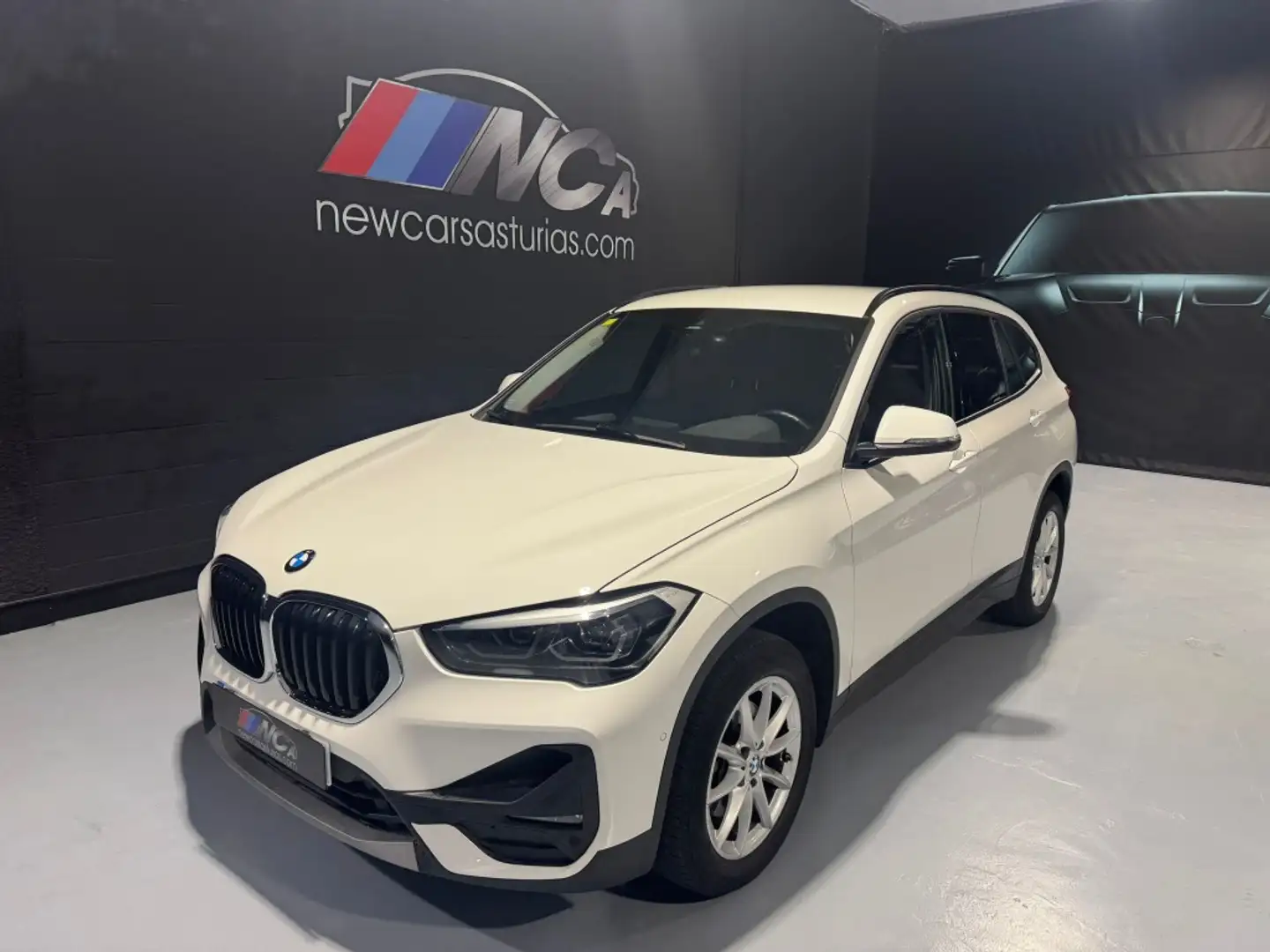 BMW X1 sDrive 18dA Corporate Wit - 2