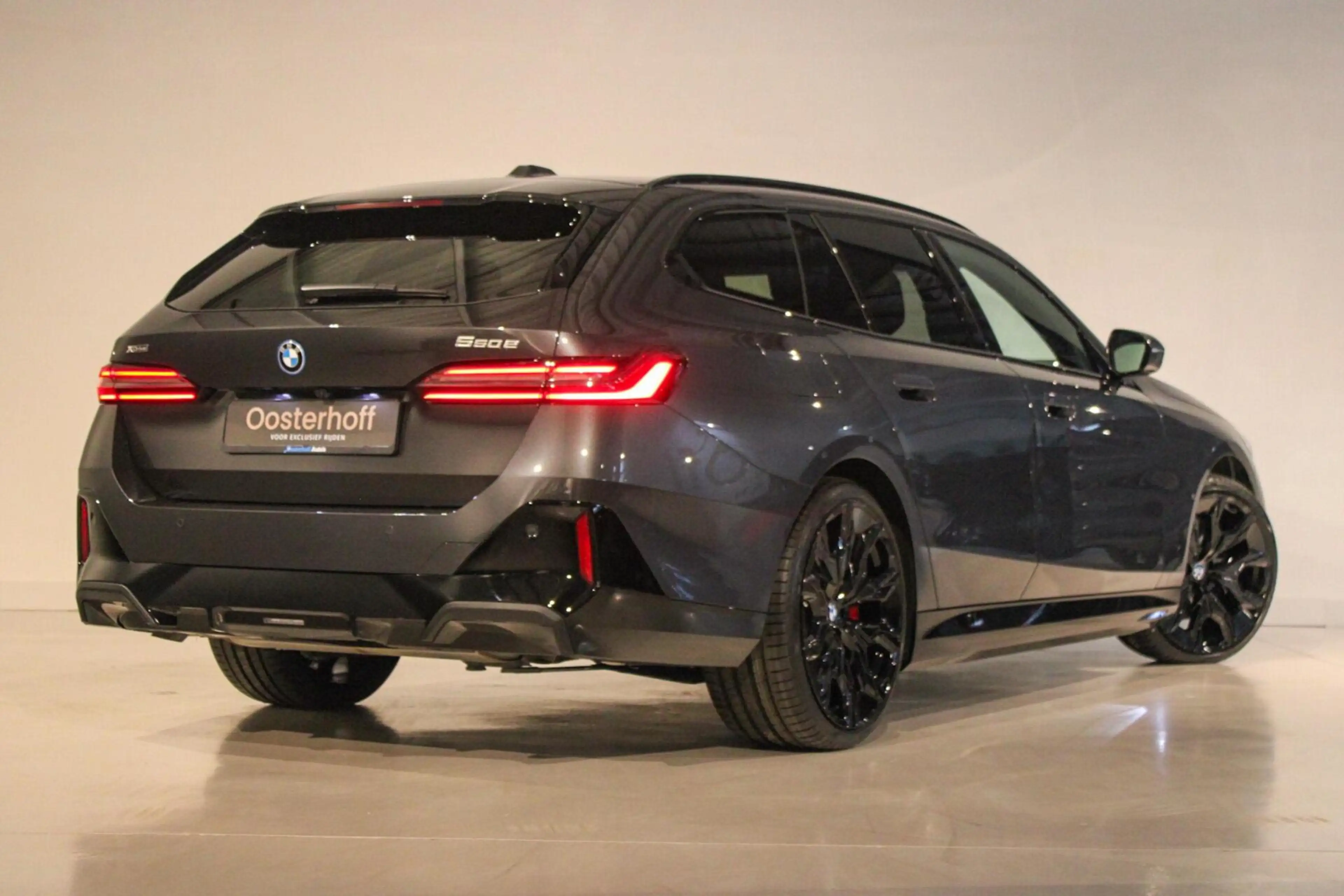 BMW 550 5-serie Touring 550e xDrive PANO | B&W | 4w-best | — photo 2