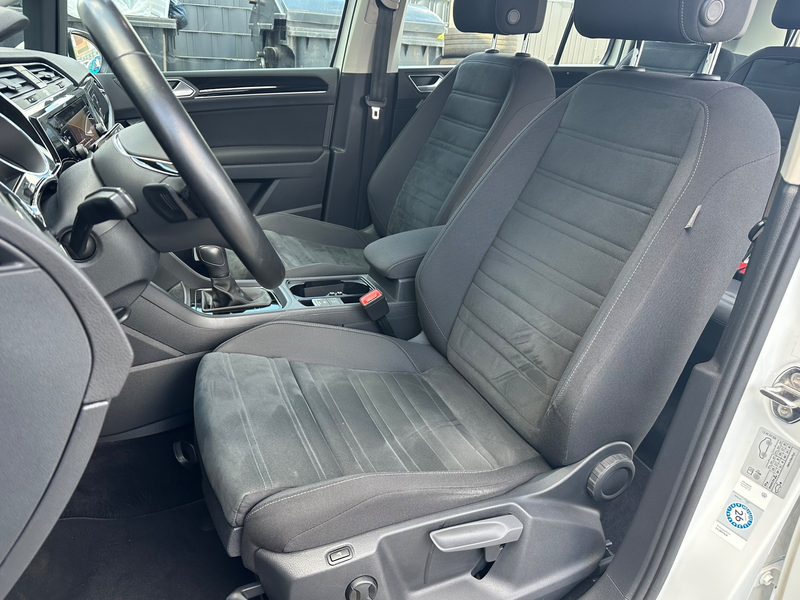 Volkswagen Touran 2.0 TDI DSG Highline NAV+LED+ACC+AHK+SHZ — photo 11