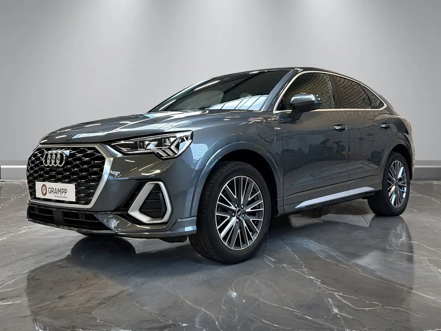 Audi Q3 S line 45 TFSI e S-tronic +MATRIX+ Grau - 2