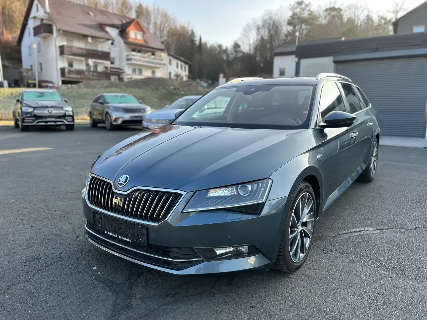 Skoda Superb Combi L&K DSG/2.HD/LEDER/KEYLESS/AHK/PANO Grijs - 1