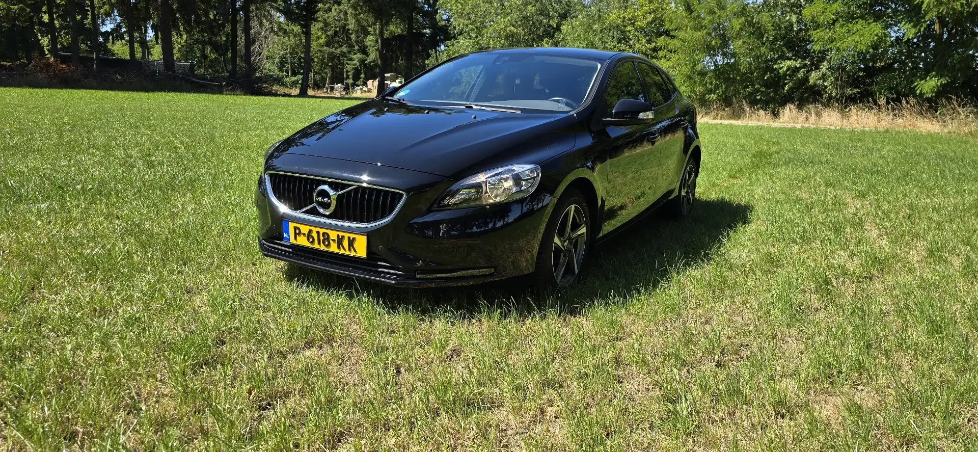 Volvo V40 2.0 T2 Momentum Zwart - 1