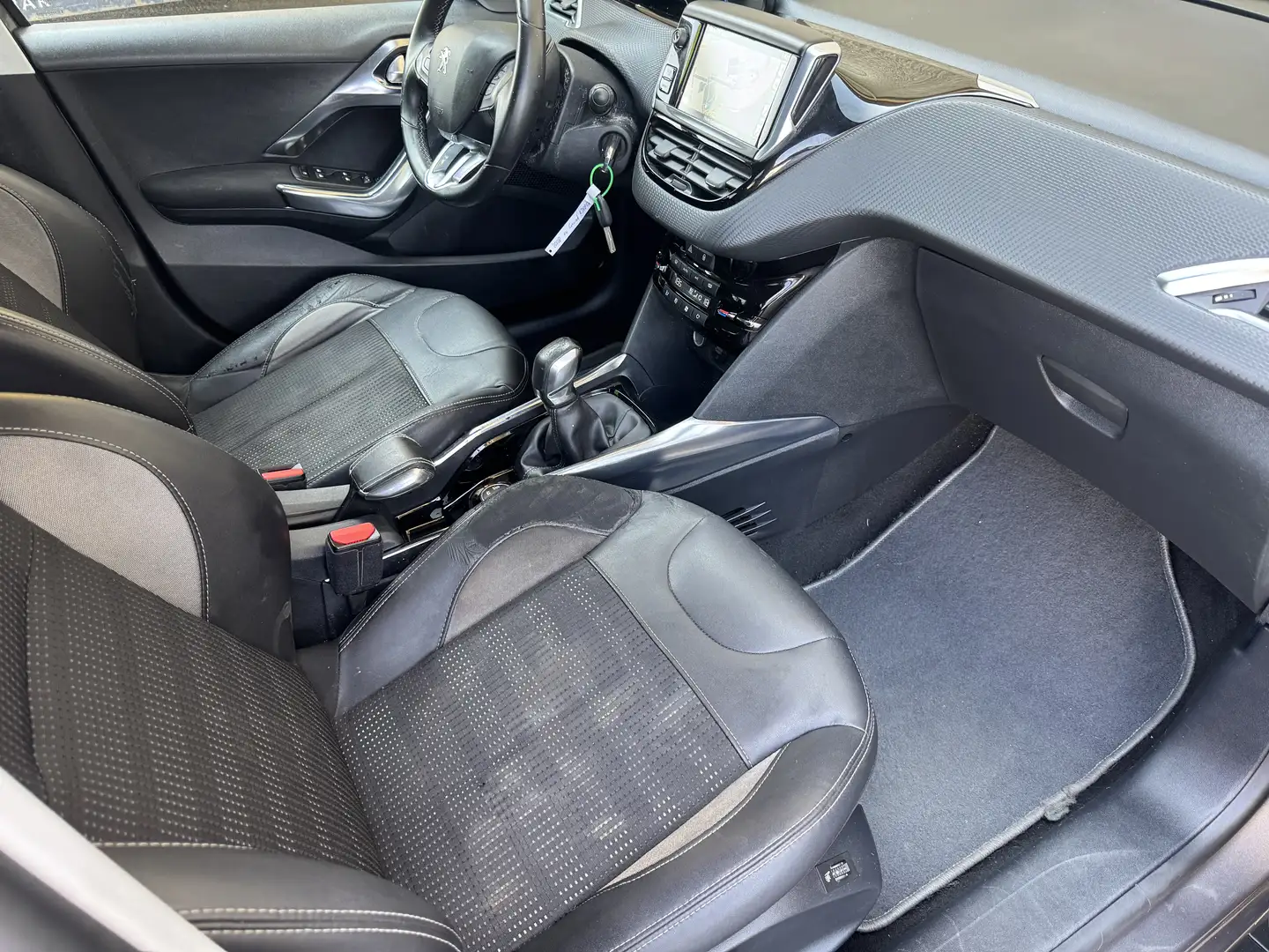 Peugeot 2008 1.6 HDi Allure / Navi / Klimaautomatik Gris - 2