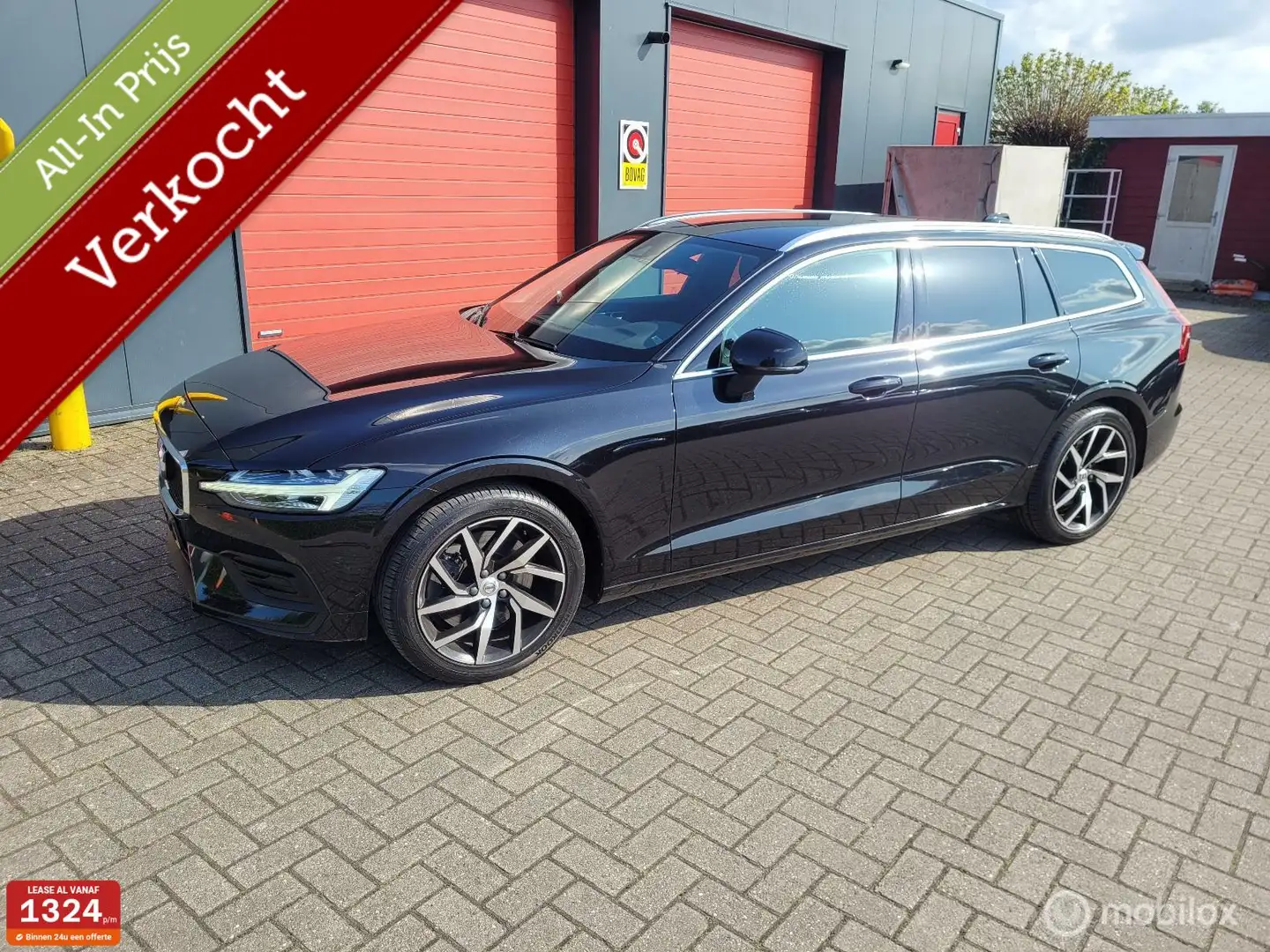 Volvo V60 2.0 T5 Momentum Pro Zwart - 1