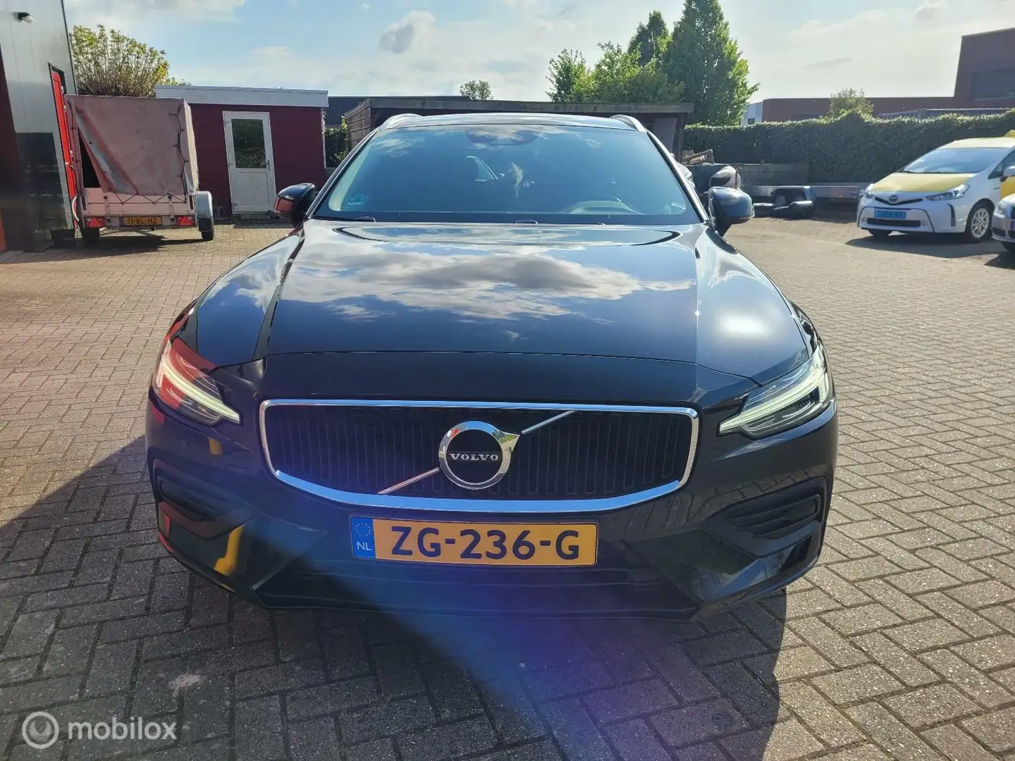 Volvo V60 2.0 T5 Momentum Pro Zwart - 2