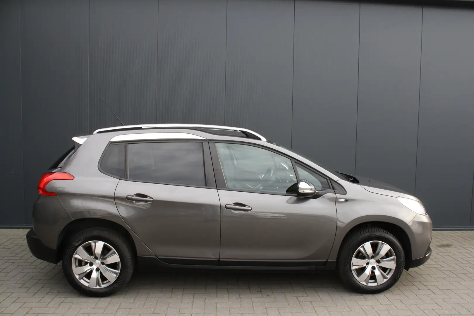 Peugeot 2008 1.2 PureTech Style - RIJKLAAR - NAVIGATIE - CLIMAT Grijs - 2