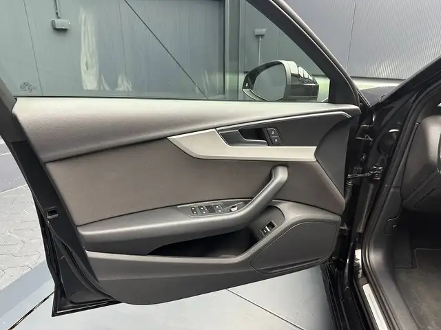 Audi A4 view 14