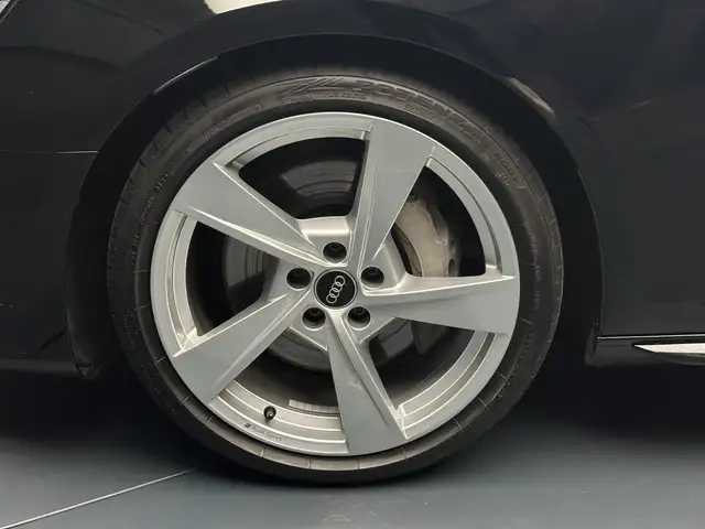 Audi A4 view 9