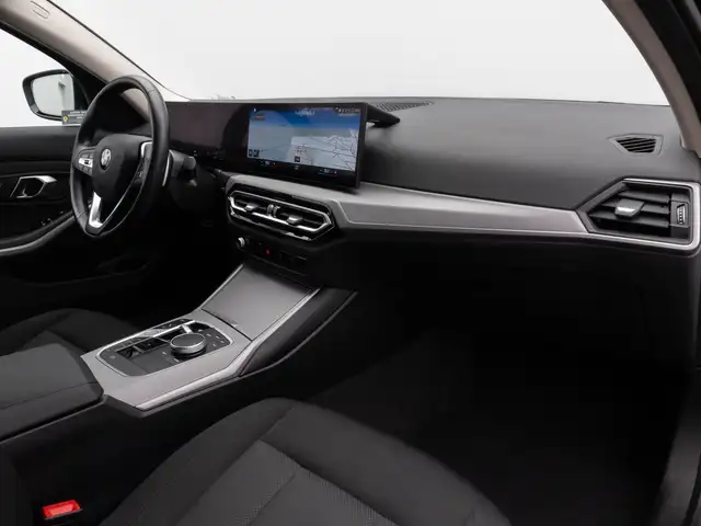 BMW 3 Series view 23