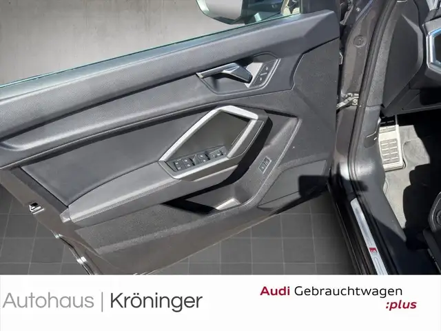 Audi Q3 view 8
