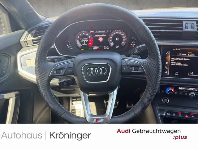Audi Q3 view 11