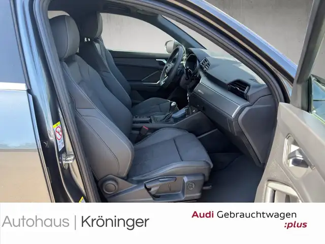 Audi Q3 view 9
