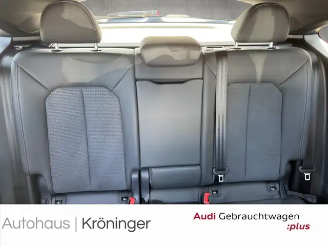 Audi Q3 view 10