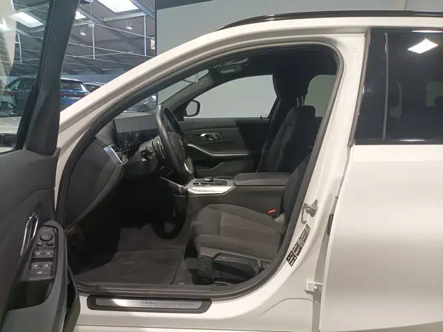 BMW 3 Series view 8