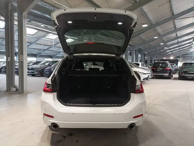 BMW 3 Series view 6