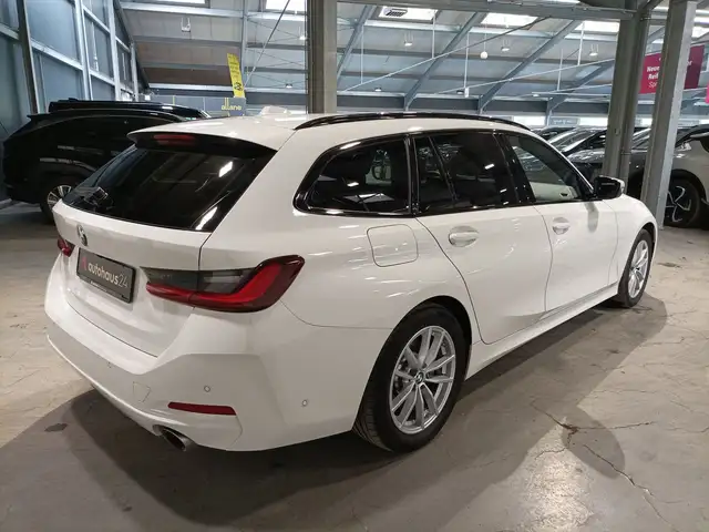 BMW 3 Series view 5