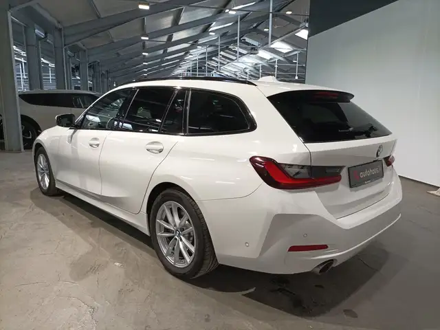 BMW 3 Series view 4