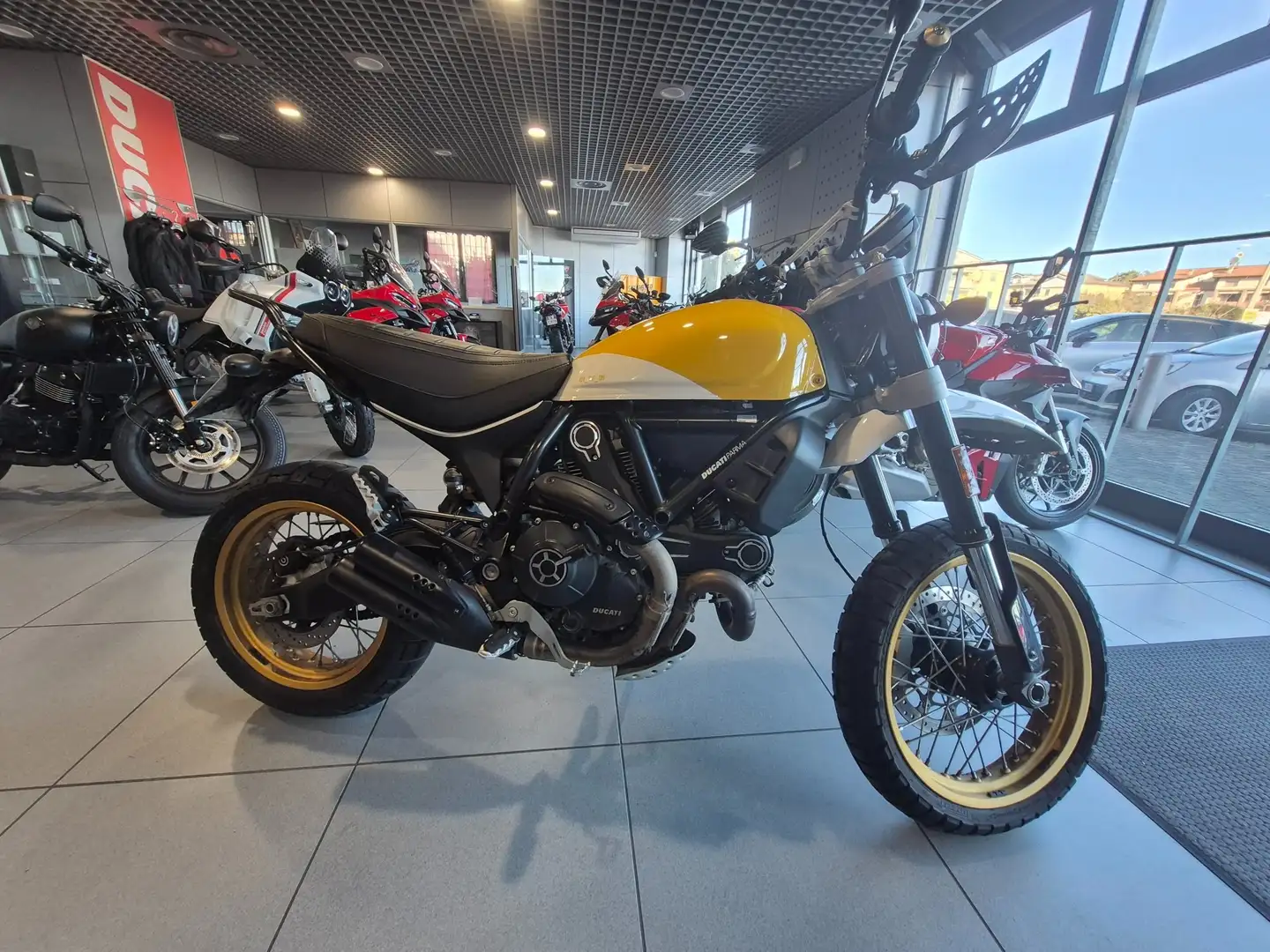 Ducati Scrambler Desert Sled Amarillo - 1