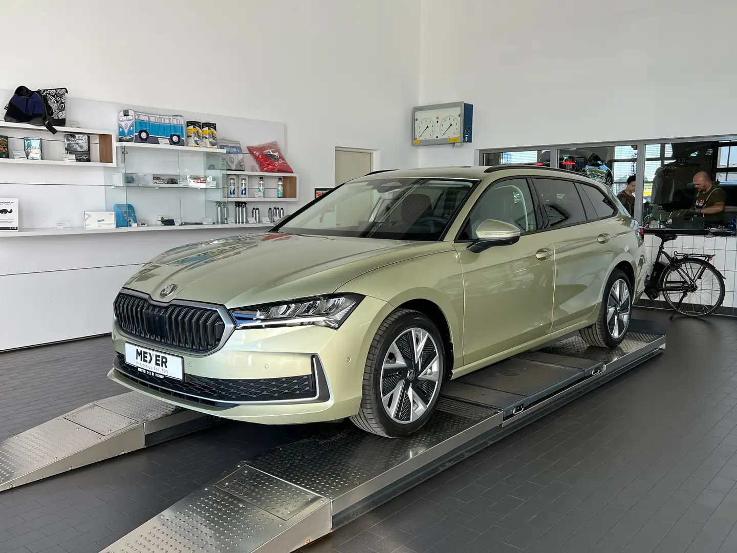 Skoda Superb Combi Selection 1.5 TSI mHEV DSG *AHK, Area View, Beige - 2