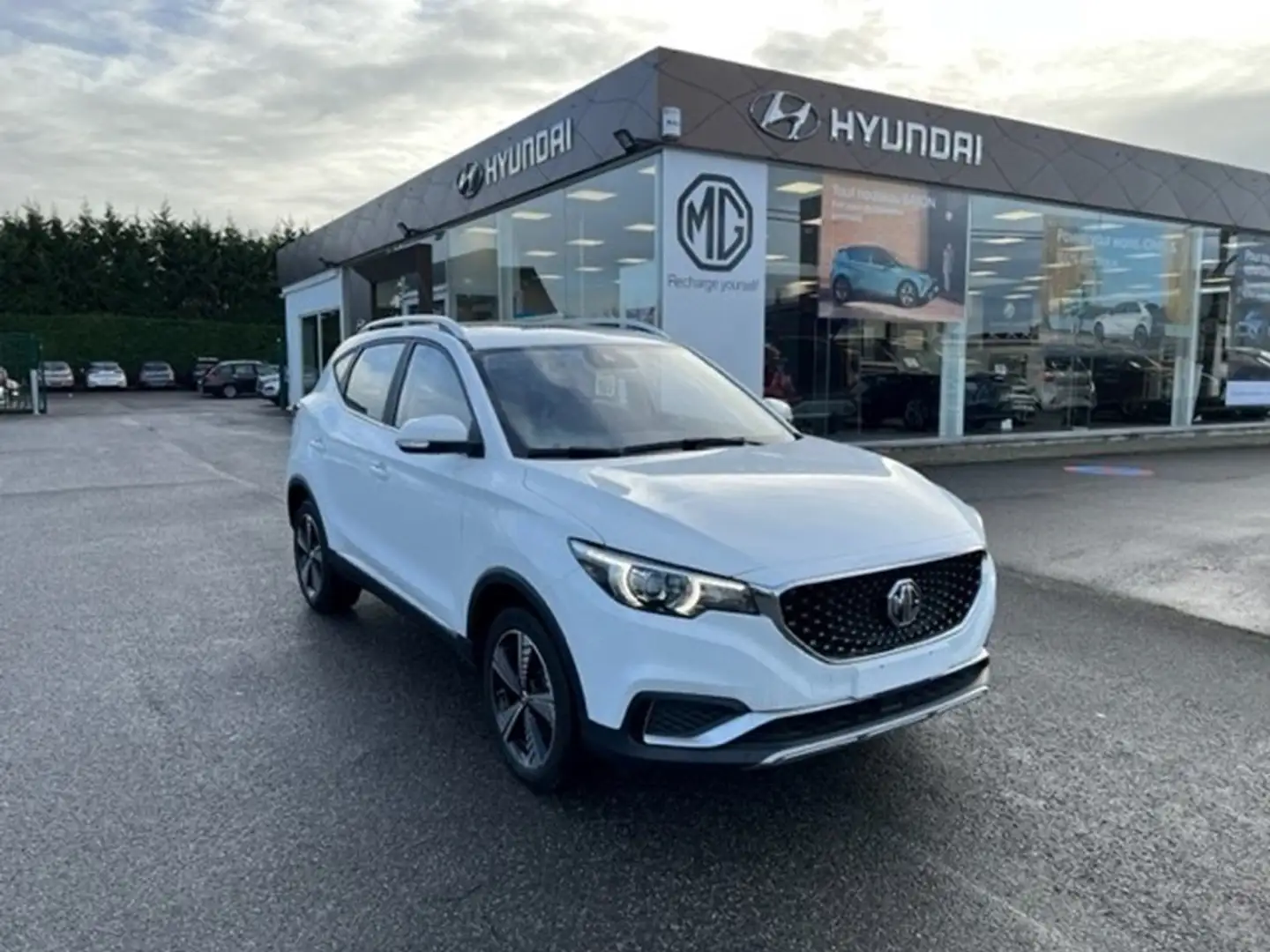 MG ZS EV 44.5 KwH LUXURY (Site Nivelles : 067 22 03 61) Wit - 1