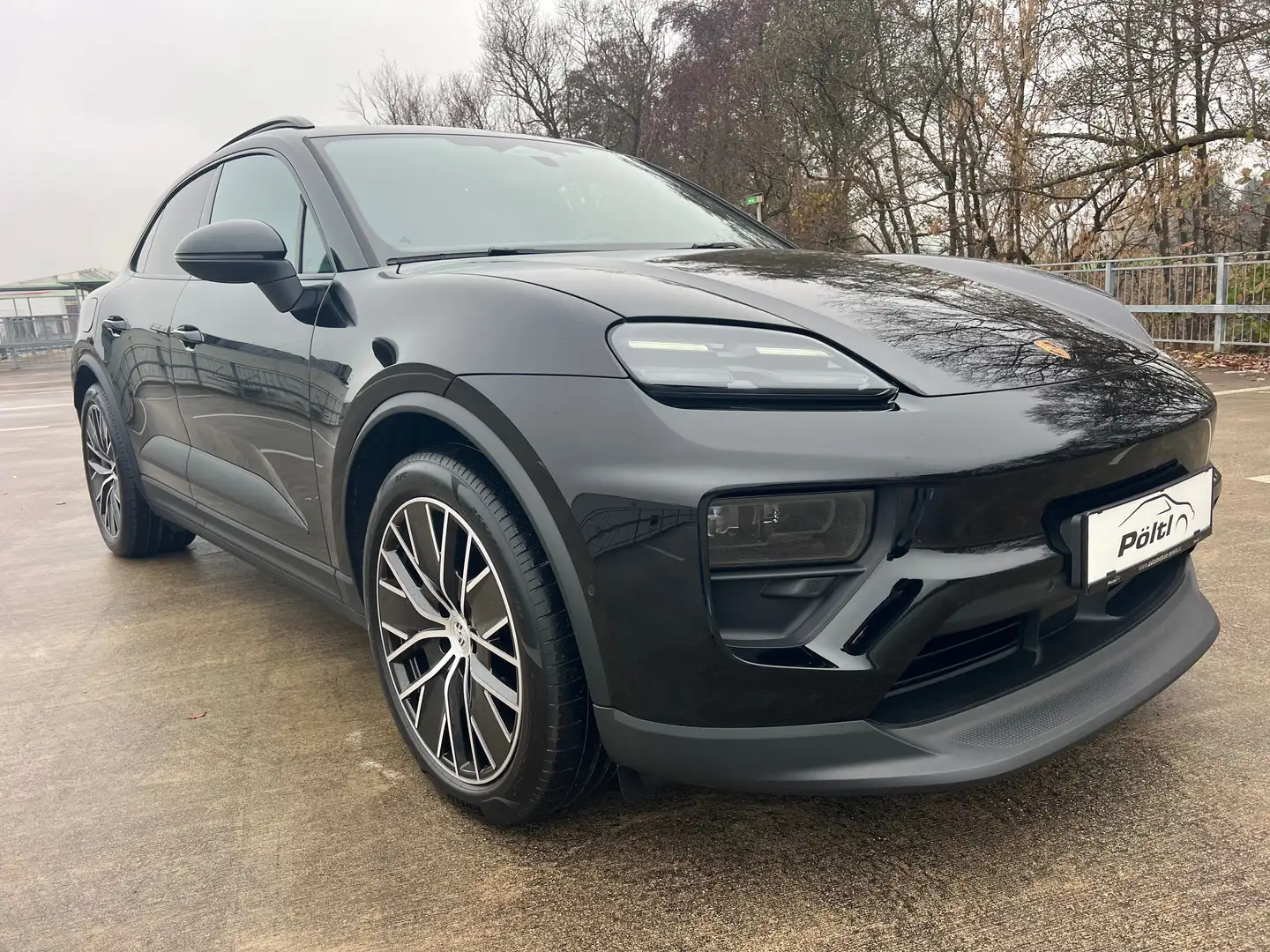 Porsche Macan 4 SPORT CHRONO NAVI PANO KAMERA 18 WEGE SITZE 21" Schwarz - 1
