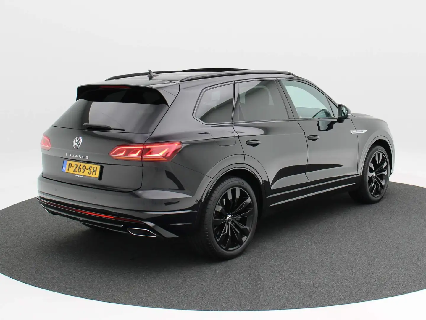 Volkswagen Touareg 3.0 TSi 340 Pk R-Line | Panoramadak | Trekhaak | L Noir - 2
