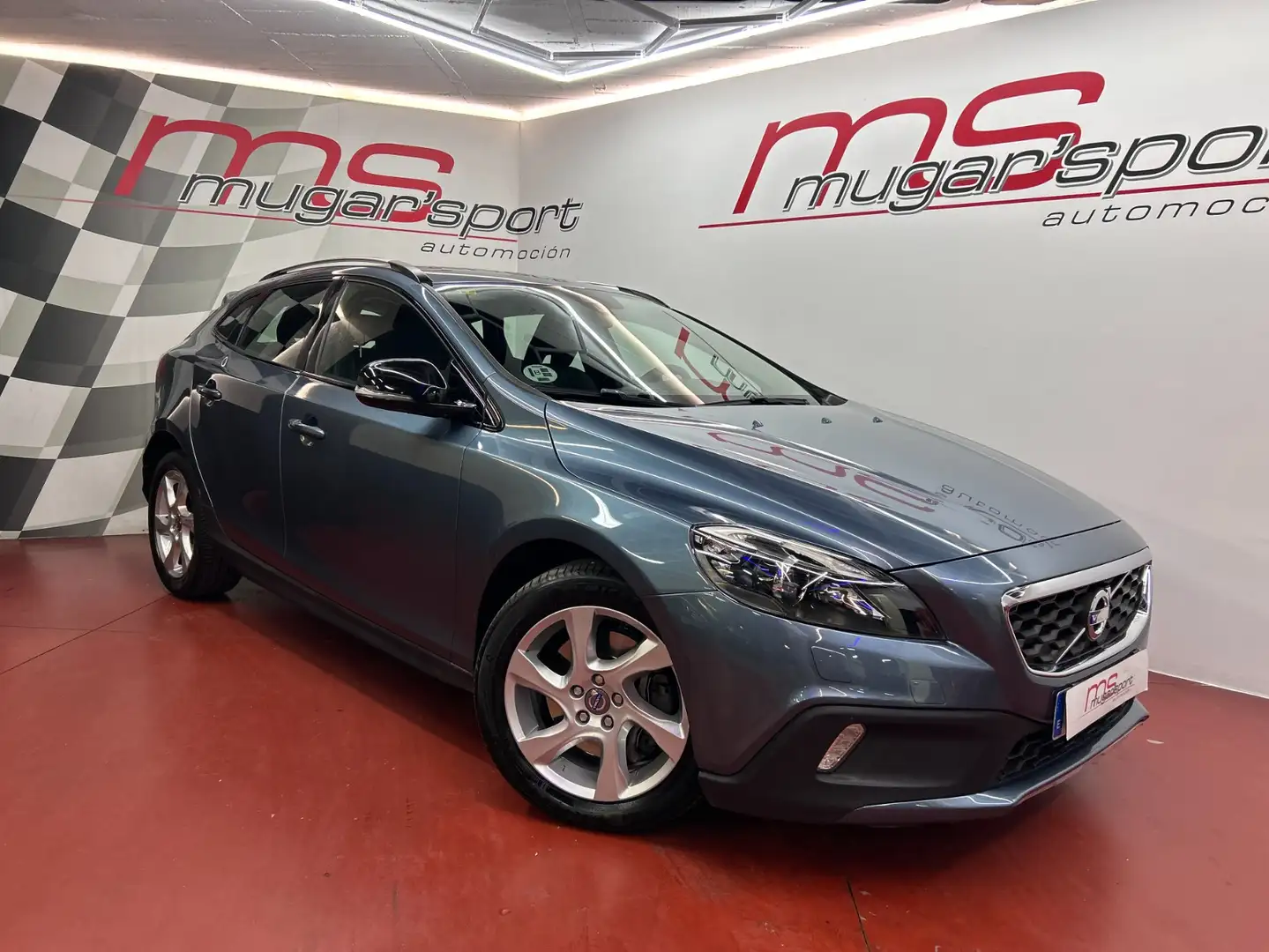 Volvo V40 Cross Country D3 Momentum Aut. Gris - 2