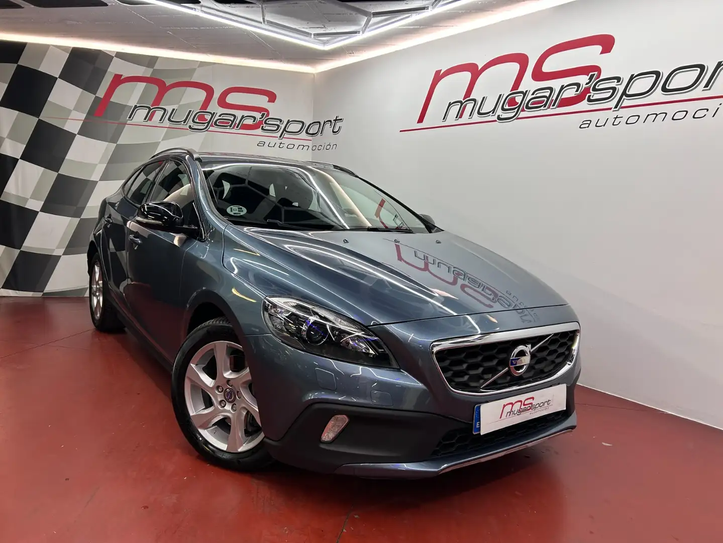 Volvo V40 Cross Country D3 Momentum Aut. Gris - 1