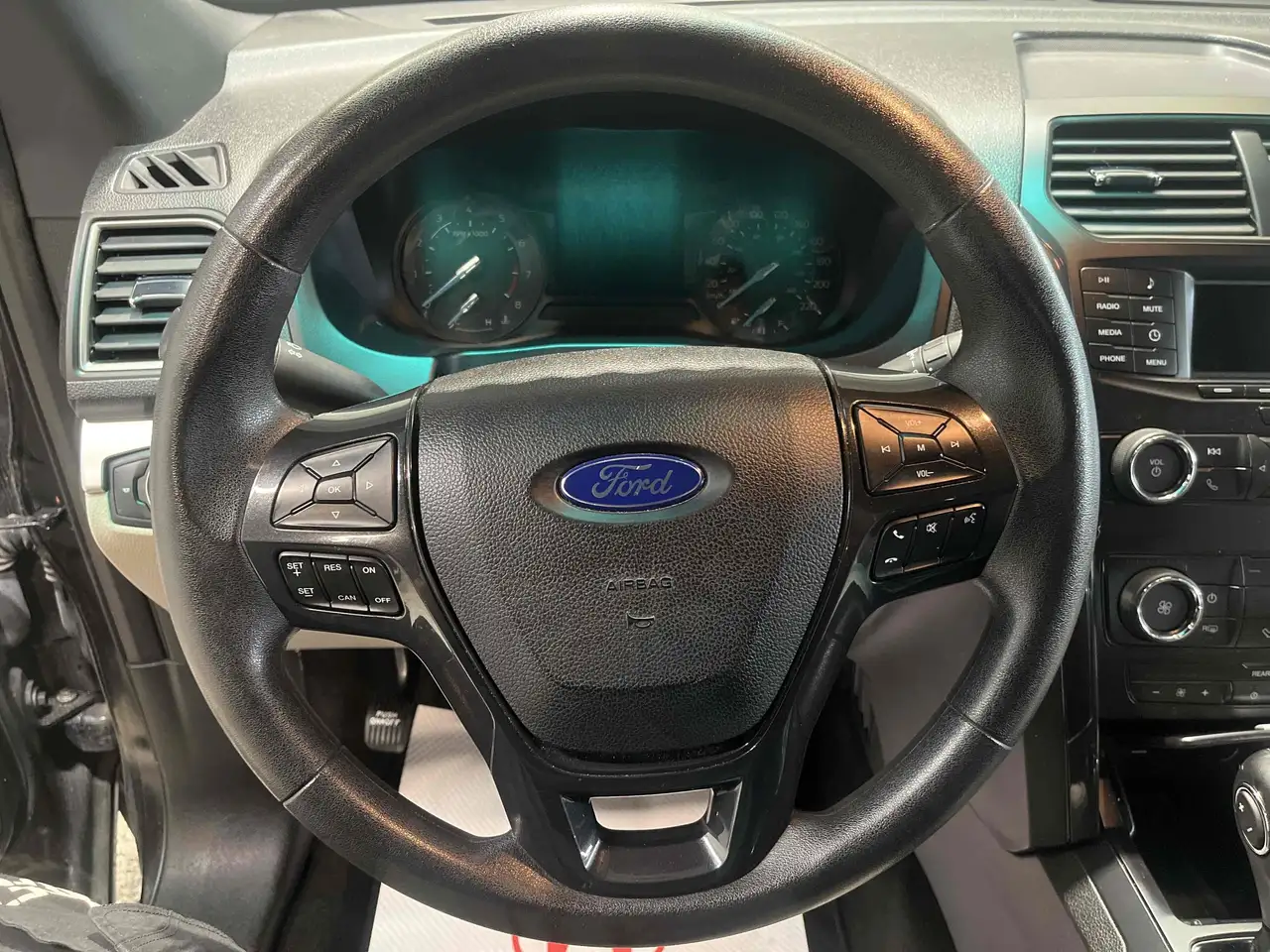 Ford Explorer снимка Ford Explorer