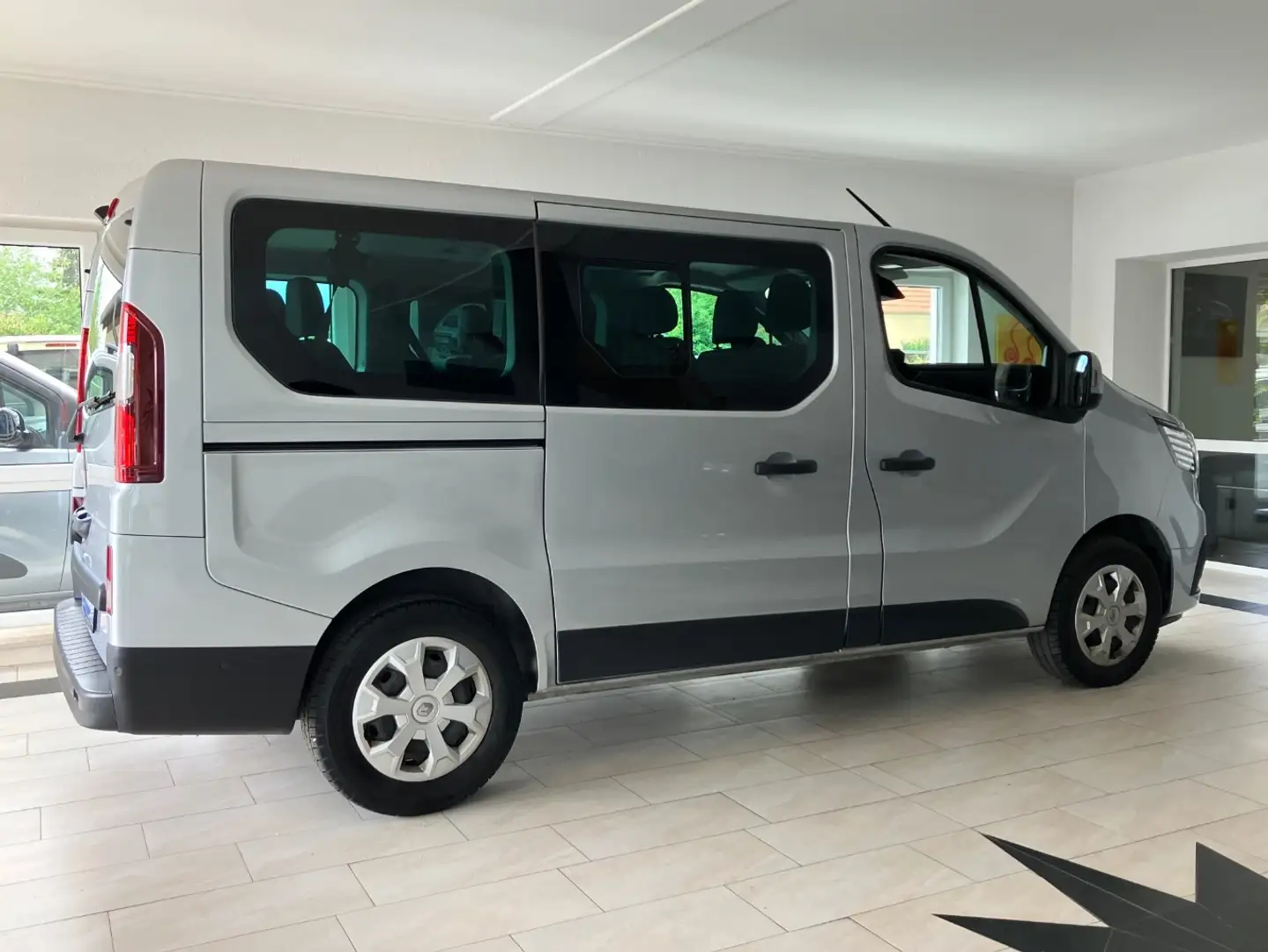 Renault Trafic L1H1 3.0t Life 2.0 Blue dCi 9Sitzer Grigio - 2