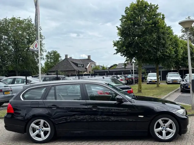 BMW 3 Series view 4