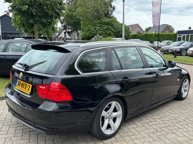 BMW 3 Series view 5