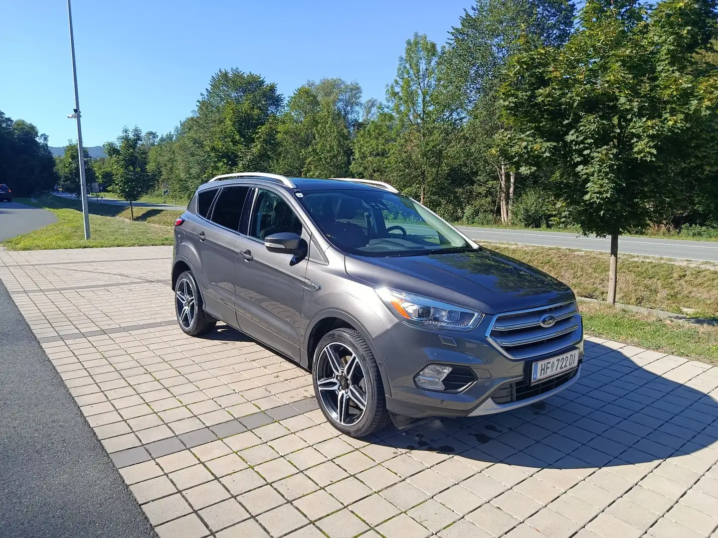 Ford Kuga Titanium Grau - 1